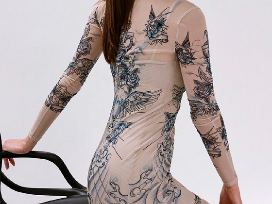 Tattoo mustriga kleit
