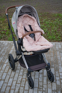 Väga heas korras Cybex Priam V4 2023 3-ühes vankrikomplekt (3 foto / 6)