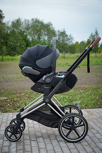 Väga heas korras Cybex Priam V4 2023 3-ühes vankrikomplekt (5 foto / 6)