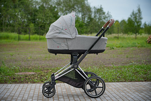 Väga heas korras Cybex Priam V4 2023 3-ühes vankrikomplekt (6 foto / 6)