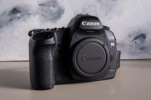 Комплект Canon EOS 5D Mark II + Canon EF 50mm f/1.4 USM (2 фото из 7)