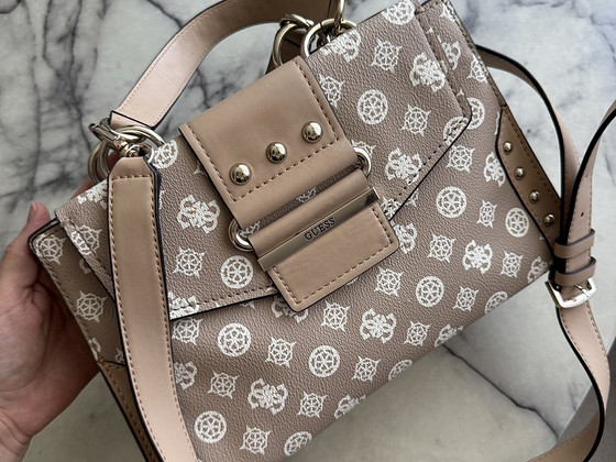 Guess kott