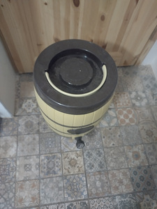 Vana plastmassist tünn (2 foto / 5)