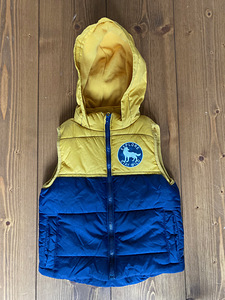 Soe k/s vest väiksele poisile, 104 (1 foto / 2)