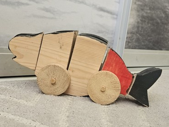 Детская деревянная игрушка погремушка.
