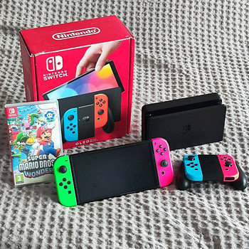 Nintendo Switch OLED + JOYCONS + SUPER MARIO BROS. WONDER