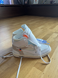 Off-White x Air Jordan 1 Retro High (3 foto / 9)