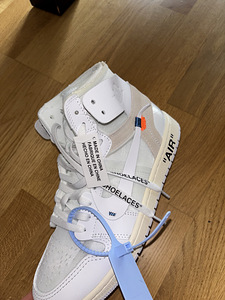 Off-White x Air Jordan 1 Retro High (6 foto / 9)