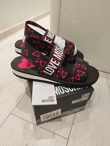 Moschino (1 foto / 4)