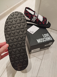Moschino (2 foto / 4)