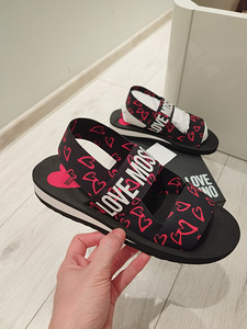 Moschino (3 foto / 4)