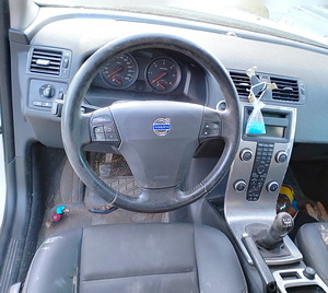 VOLVO S40, 2,0 DIISEL, VARUOSAD (8 foto / 8)
