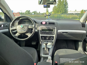 Skoda Oktavia 2010 (9 фото из 12)
