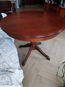 Круглый стол (1 фото из 1)