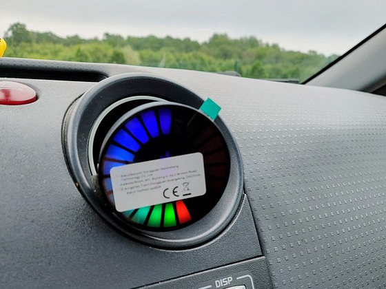 Valgustus muusikaga ja lõhnaainega autos.