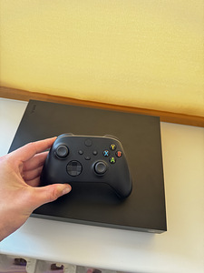 Xbox one X (1 foto / 4)