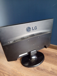 LG Flatron W2243S 22" Widescreen LCD Monitor 1080p HD (4 foto / 5)