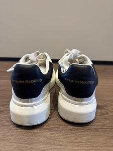 Женские кроссовки Alexander McQueen (3 фото из 3)