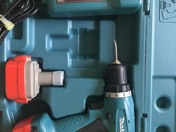 Makita аккумуляторная дрель + кейс