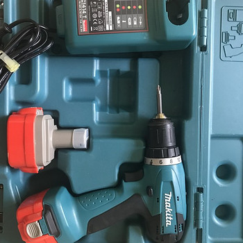 Makita аккумуляторная дрель + кейс