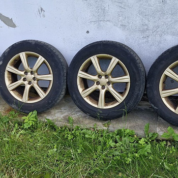 Subaru veljed suverehvidega