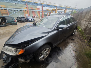 VOLVO S80 varuosadeks (3 foto / 5)