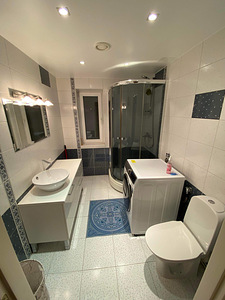 Vannitoa valamukapp koos valamu ja segistiga. (1 foto / 1)