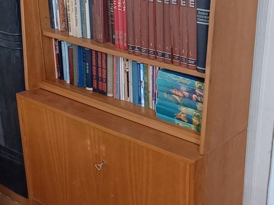 Книжный шкаф