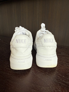 Кроссовки Nike, мало ношенные, EU 40 (3 фото из 4)