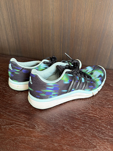 Кроссовки Adidas для тренировок (1 фото из 3)
