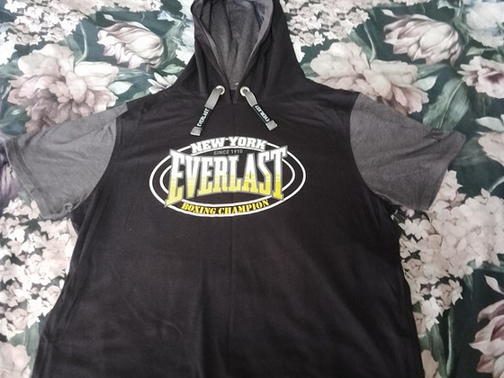 Продается футболка с капюшоном Everlast