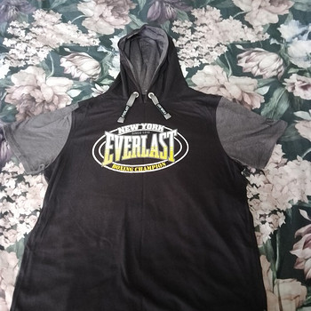Продается футболка с капюшоном Everlast