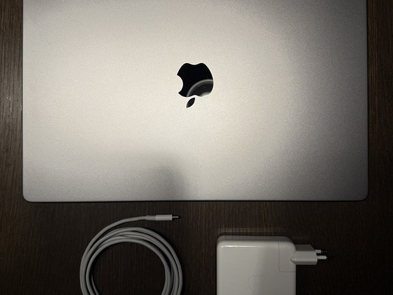 Apple MacBook Pro 16” Apple M1 Pro 16GB RAM 512GB