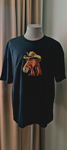Oversize (unisex) T-särk tikandiga „Kauboikaabu hobune” (1 foto / 3)