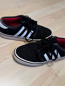 Adidas кроссовки (1 фото из 3)