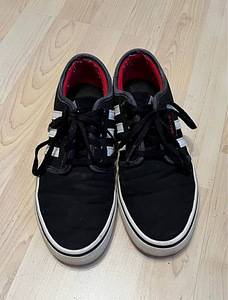 Adidas кроссовки (2 фото из 3)