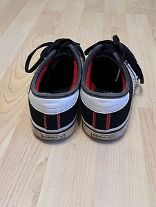 Adidas кроссовки (3 фото из 3)