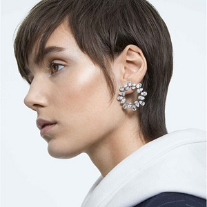 Серьги Swarovski MATRIX HOOP EARRINGS PEAR CUT (7 фото из 7)
