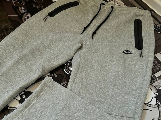Müüa Nike 'Tech Fleece' püksid