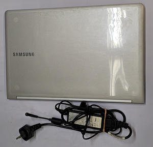 Ноутбук Samsung NP900X4D + Зарядка (аку не работает) (2 фото из 8)