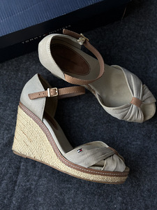 Tommy Hilfiger обувь (1 фото из 4)