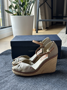 Tommy Hilfiger обувь (2 фото из 4)