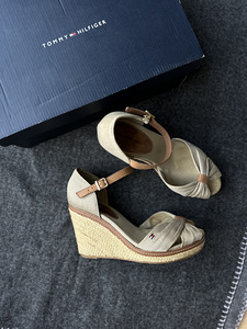 Tommy Hilfiger обувь (3 фото из 4)