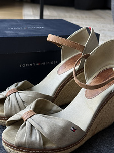 Tommy Hilfiger обувь (4 фото из 4)