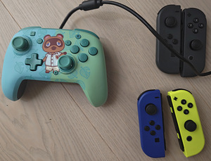 Контроллеры Nintendo Switch Joy-Con и Hori split pad (2 фото из 2)