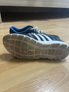 Кроссовки ADIDAS (3 фото из 3)