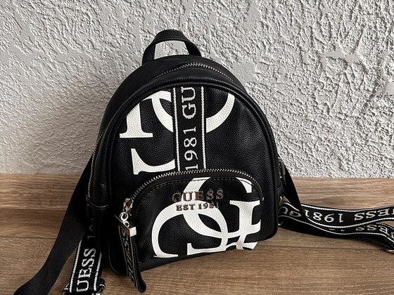 Рюкзак Guess