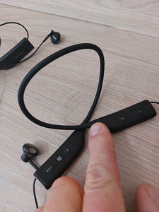 Sportlikud juhtmevabad kõrvaklapid Sony SBH70 Black (4 foto / 5)
