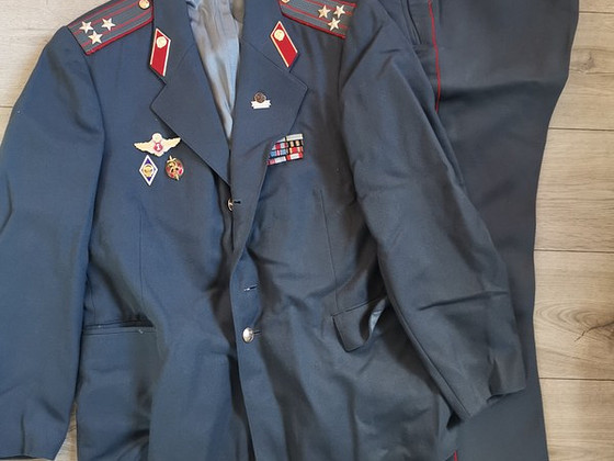 Miilitsa vorm ja kõik mis piltidel ning lisaks ka.