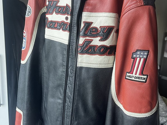 Женская кожаная мотоциклетная куртка Harley-Davidson.